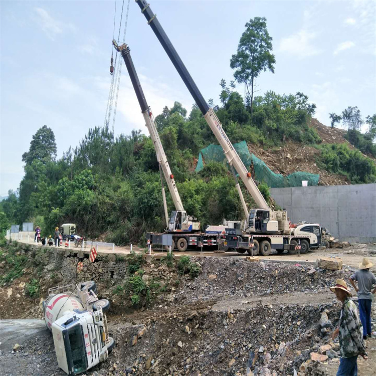 东平汽车掉沟里叫吊车救援要多少钱